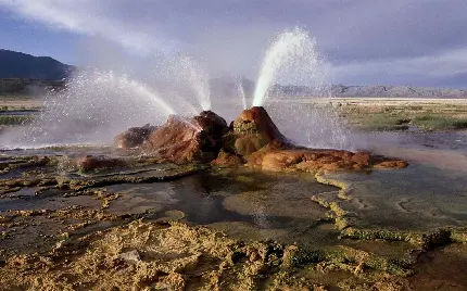 دانلود تصویر متحیرکننده ار یک آبفشان در کشور ایسلند برای تحقیق گردشگران