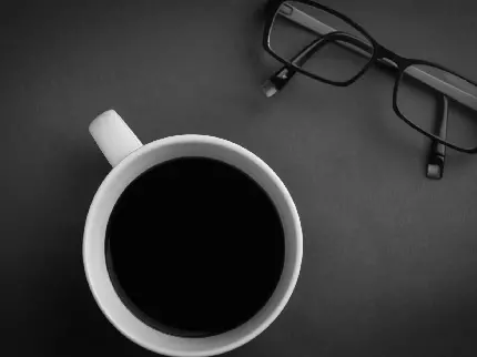 عکس فنجان قهوه در کافه یک محرک طبیعی برای افزایش انرژی