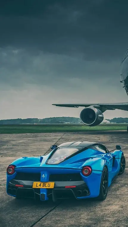 دانلود تصویر زمینه حیرت انگیز فراری آبی رنگ در باند فرودگاه