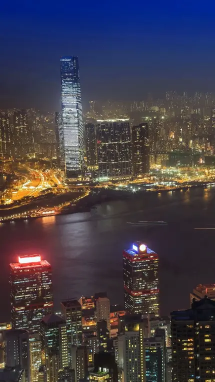 عکس استوک خفن برج های بلند کنار رود در شهر باشکوه هنگ کنگ