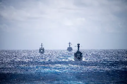 عکس قایق های جنگی نیروی دریایی پراکنده در نقاط مختلف دریا
