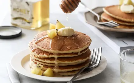 دانلود عکس واقعی صبحانه لاکچری مینی پنکیک ترکیبی عسل و موز  