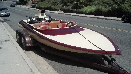 عکس قایق تندرو سریع بر روی چهار چرخ جهت انداخته شدن در آب