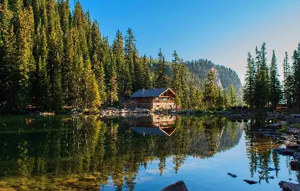 پوستر و بنر قشنگ خانه ای کنار دریاچه در منظره بسیار سرسبز