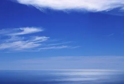 دانلود عکس رایگان آسمان آبی پاک با ابر سفید برای پروفایل