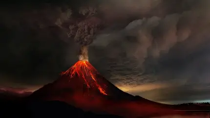 عکس هنری انفجار آتشفشان فعال و واقعی با دود خاکستری