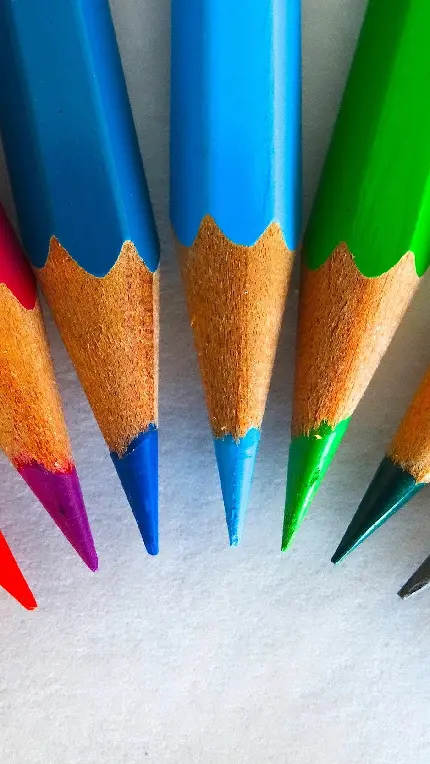والپیپر رنگارنگ موبایل به سبک هنری و همه پسند مداد رنگی