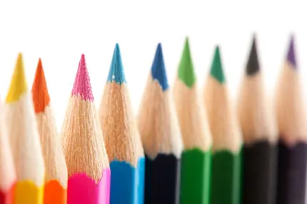 عکس استوک رنگارنگ ساده از مداد رنگی های خوش رنگ با کیفیت بالا