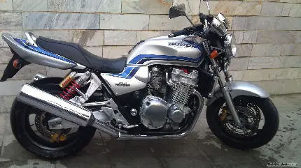 موتورسیکلت آبی و نقره‌‌ای شرکت معتبر هوندا در یک نمای 5K