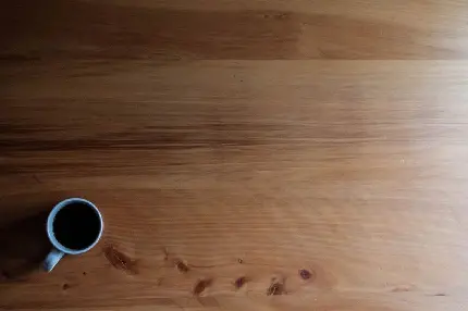 دانلود عکس پروفایل مینیمالیستی فنجان قهوه روی میز چوبی