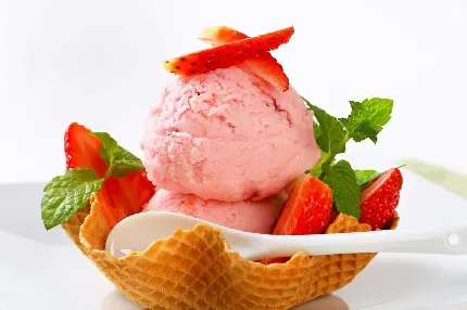 دانلود پوستر HD بستنی شیرین خواستنی با تزئین برگ نعنا و توت فرنگی