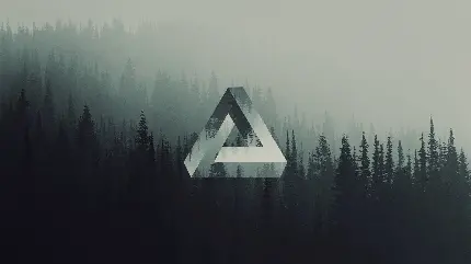 پس زمینه جنگل تاریک و مه گرفته با لوگو شیشه ای مثلث بی نهایت