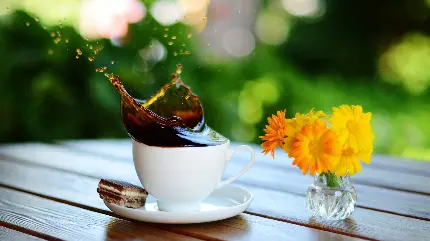 عکس استوک یک فنجان قهوه سرریز شده روی میز چوبی با کیفیت عالی