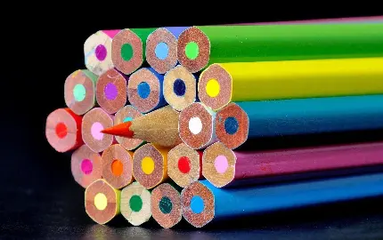 تصویر رنگارنگ برای پروفایل علاقه مندان به مداد رنگی با زمینه مشکی
