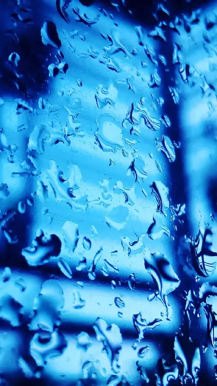 زمینه آبی رنگ رویایی با طرح قطرات مایع روی شیشه برای موبایل 