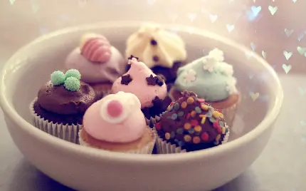 تصویر استوک باشکوه کاپ کیک های طرحدار شکلاتی برای ولنتاین