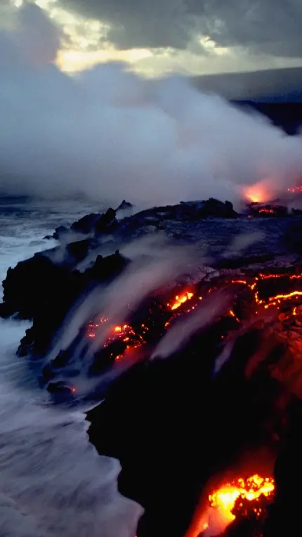 دانلود عکس مواد مذاب داغ در میان گازهای سمی آتشفشانی