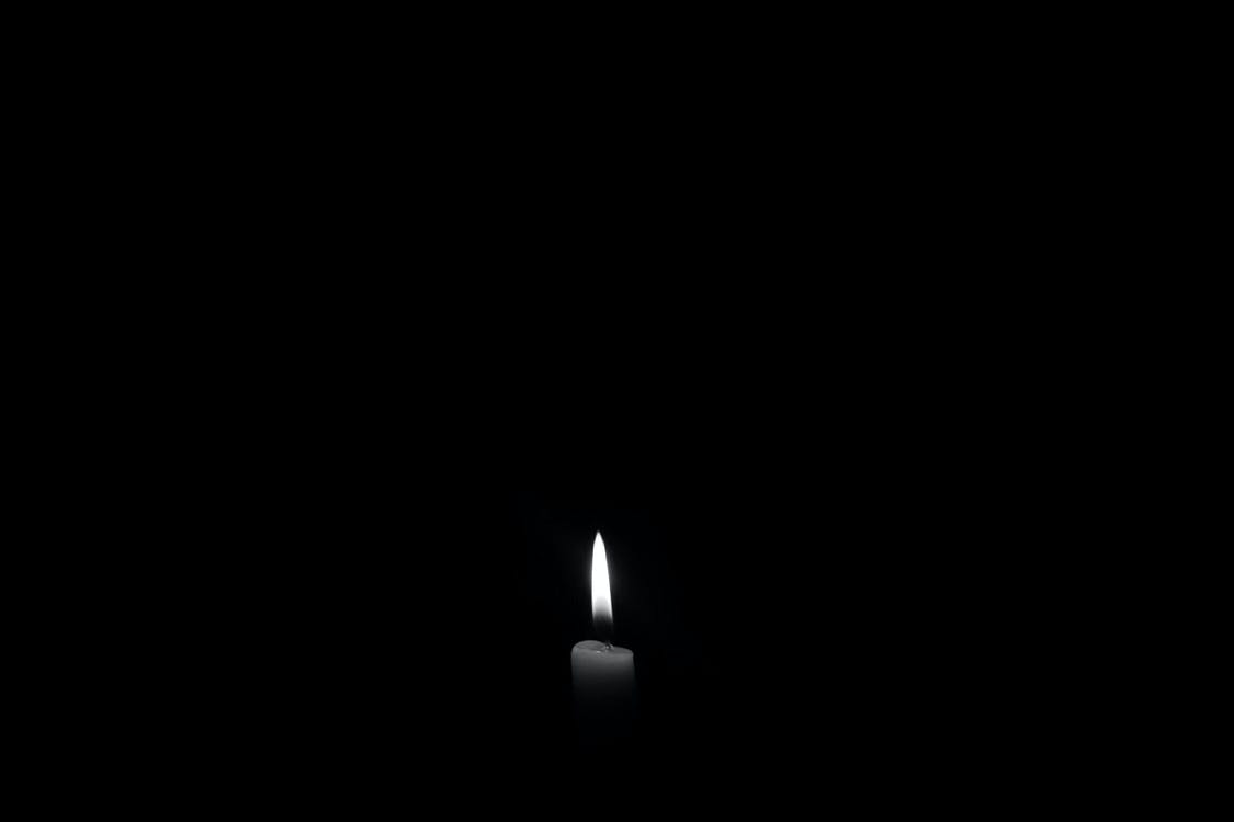 تصویر سیاه و سفید شمع تسلیت بدون متن برای پروفایل 