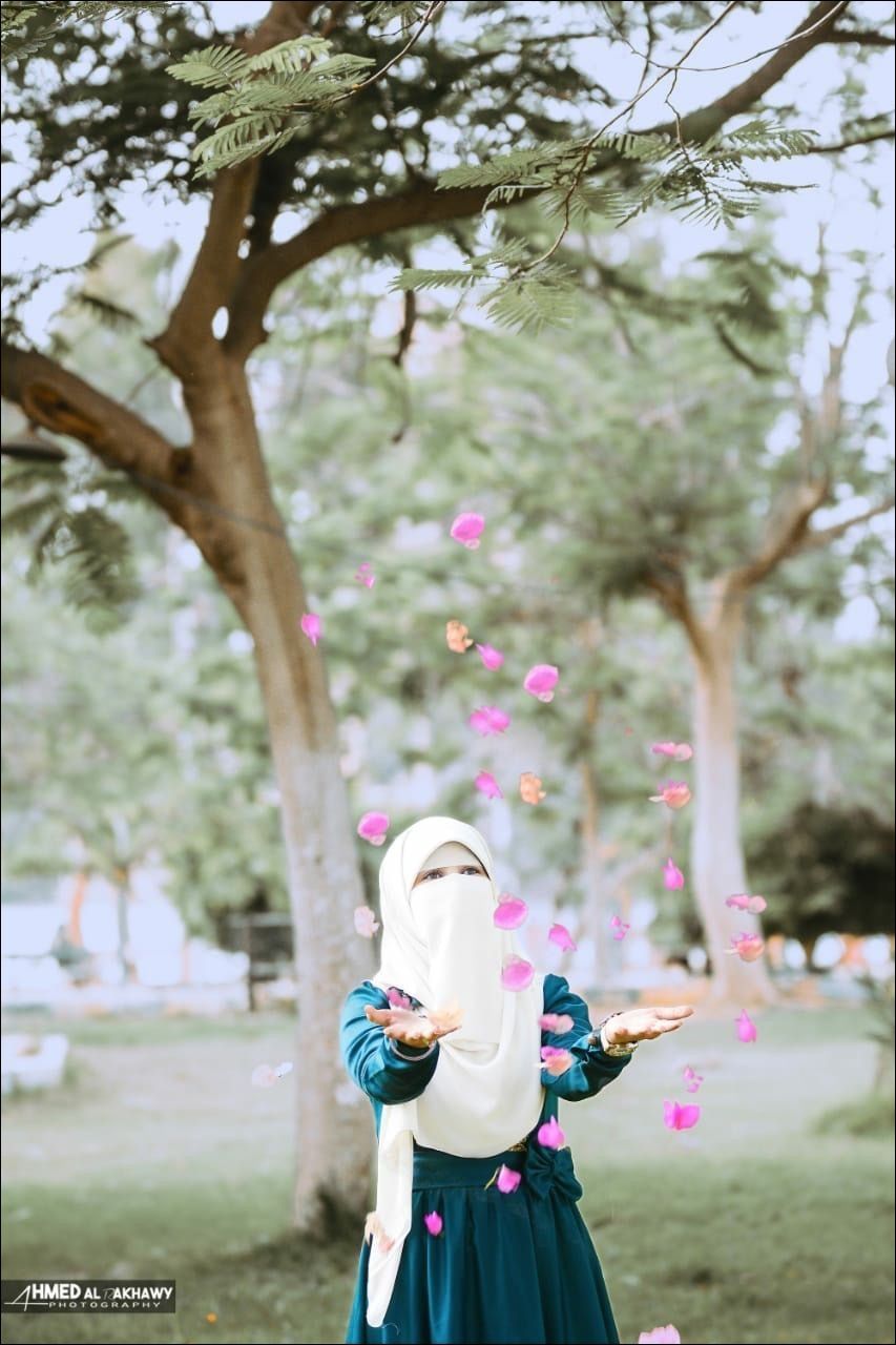 عکس هنری دختری با حجاب کامل در طبیعت برای مدرن ترین افراد