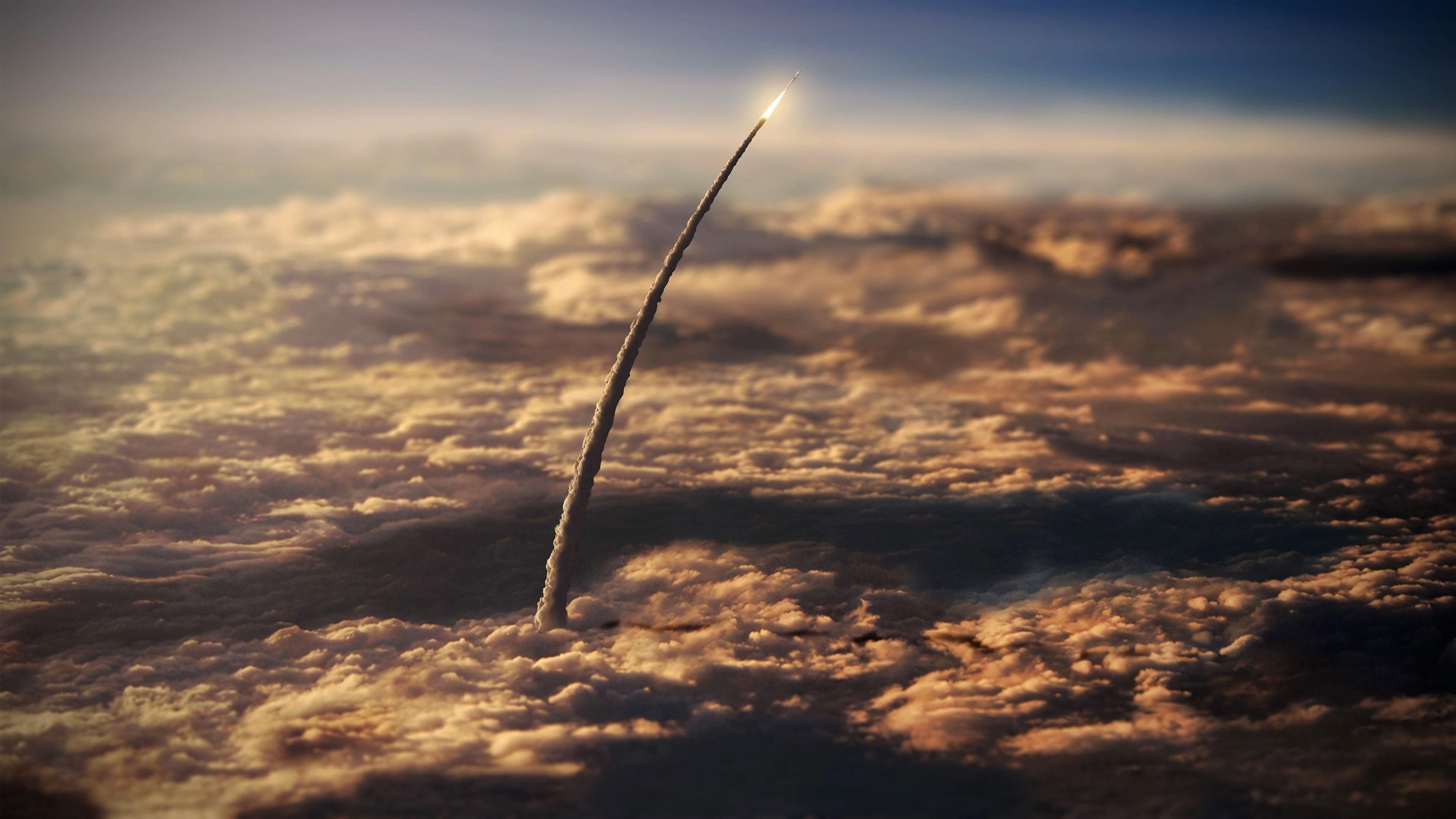تصویر استوک از لحظه دیدنی موشک در حال پرواز در آسمان 