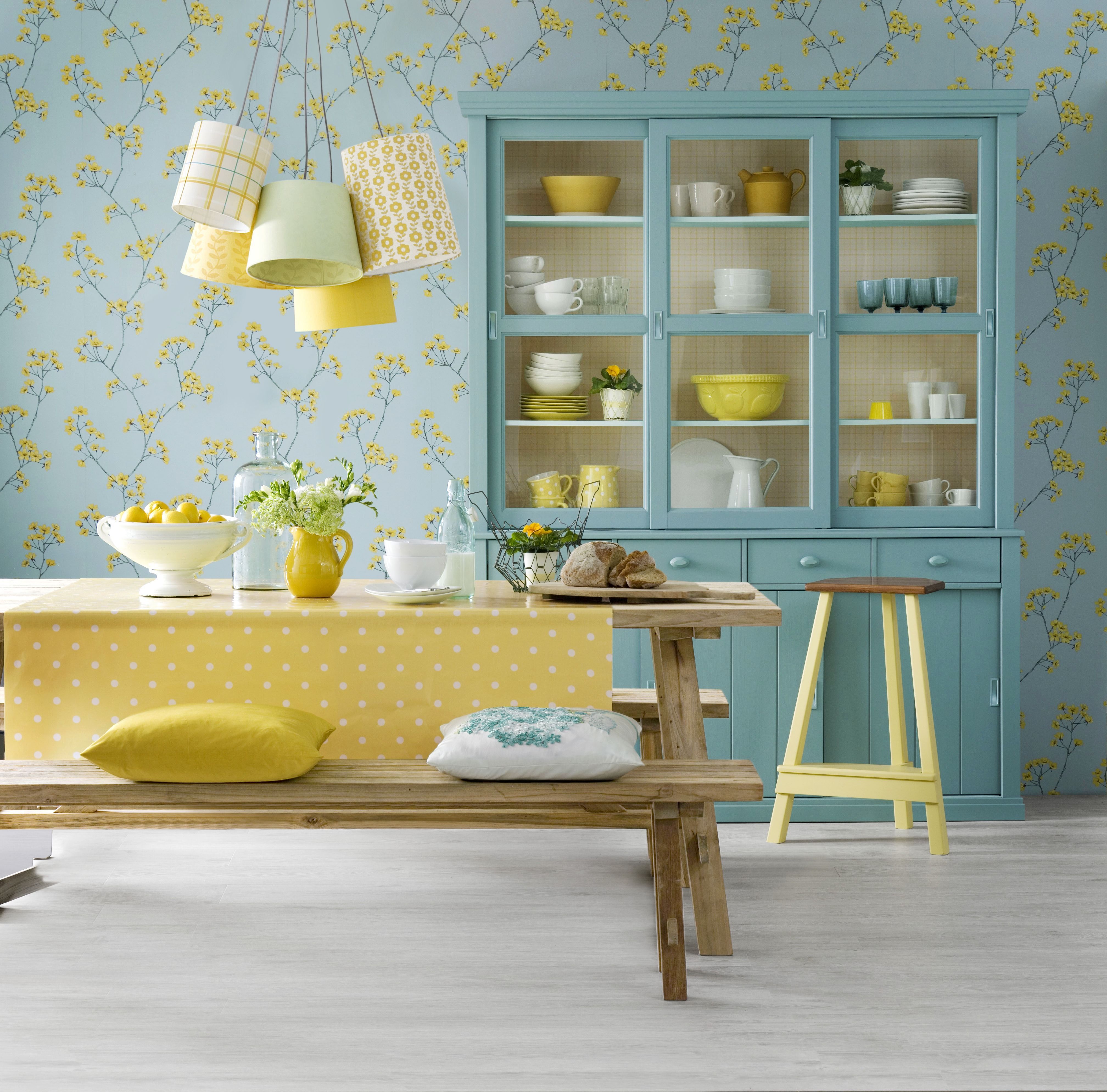  عکس آشپزخانه زیبا با کمد آبی رنگ و پوستر زرد رنگ قشنگ 
