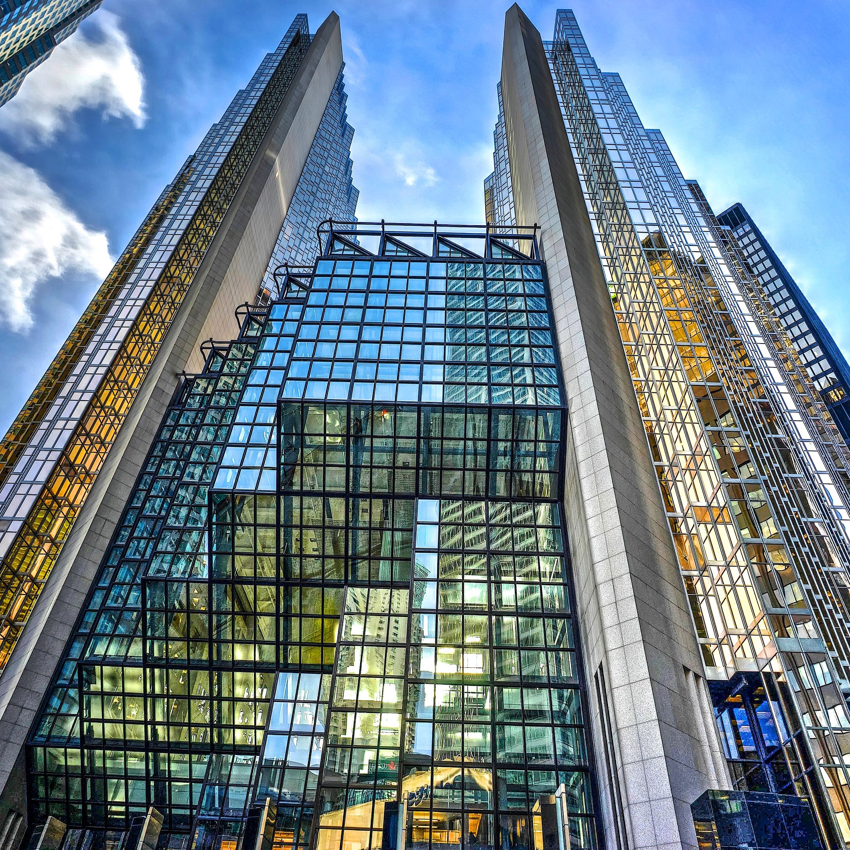 والپیپر فوق العاده قشنگ از ساختمان بلند شیشه ای اپل 