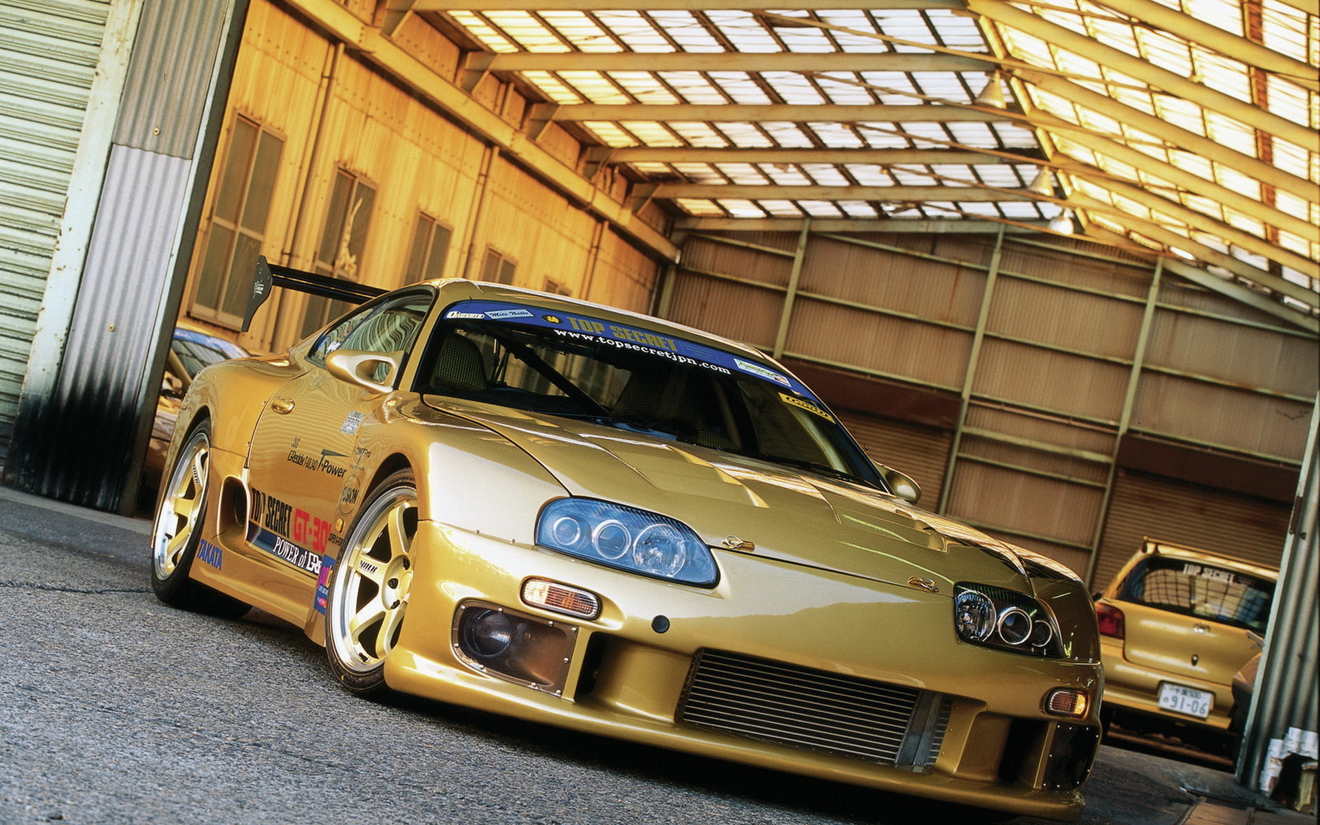 بک گراندی از ماشین مسابقه ای بی نظیر به رنگ طلایی 