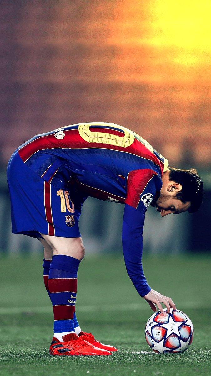 داغ ترین عکس لیونل مسی هنگام کاشتن توپ در زمین فوتبال