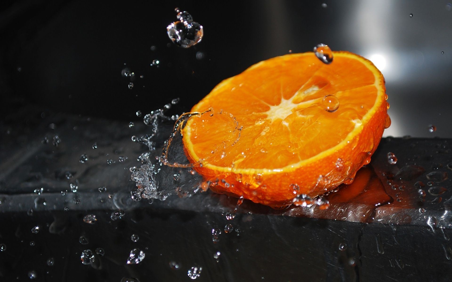 دانلود تصویر خارق‌العاده از پرتقال در آب با کیفیت خیلی خوب 