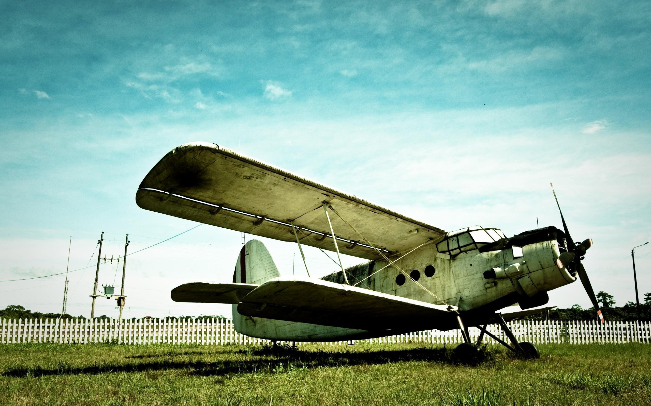 قاب هنری هواپیمای قدیمی فرسوده برای عکس نوشته