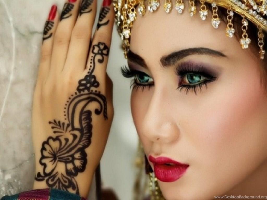 تصویر مدل بلوچی زیبا و جدید حنا روی دست با الگوی گل برای عروسی