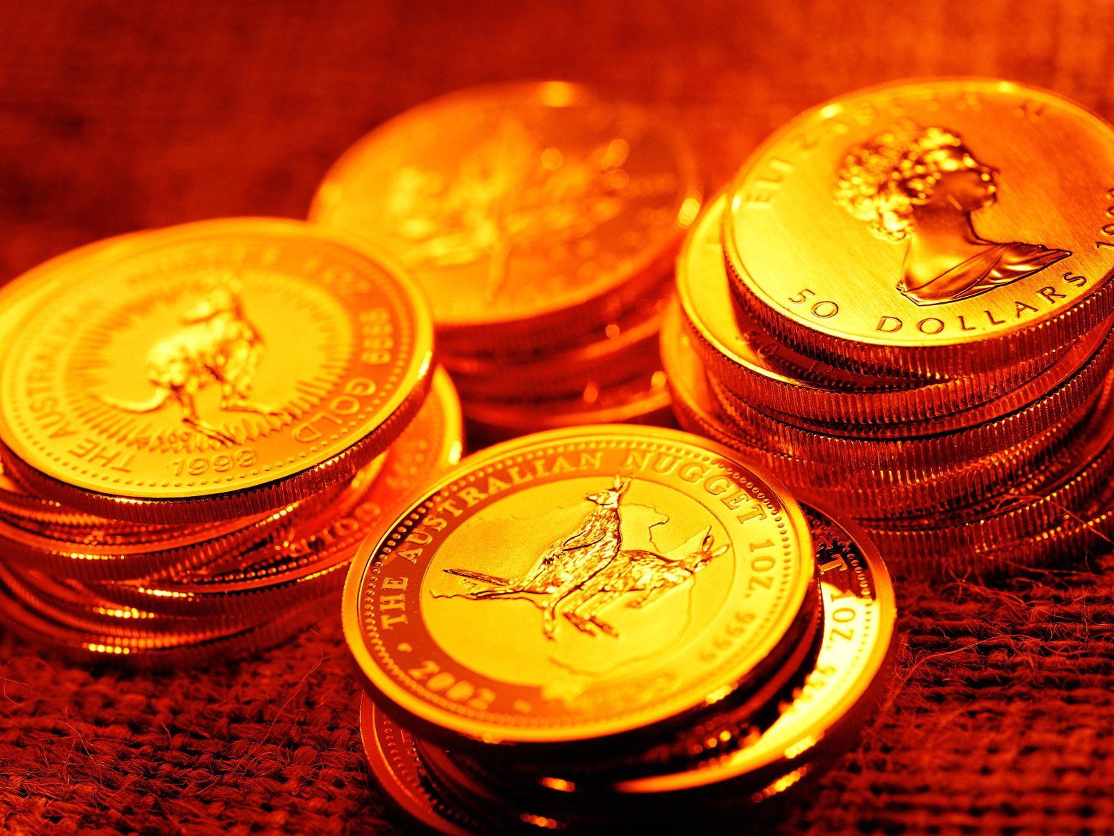 تصویر استوک بسیار  زیبای سکه های طلا در پس زمینه 