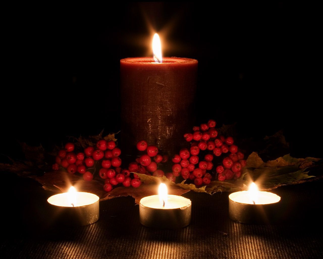 تصویر شمع تسلیت کنار گل قرمز مناسب ایده گرفتن برای مراسم 