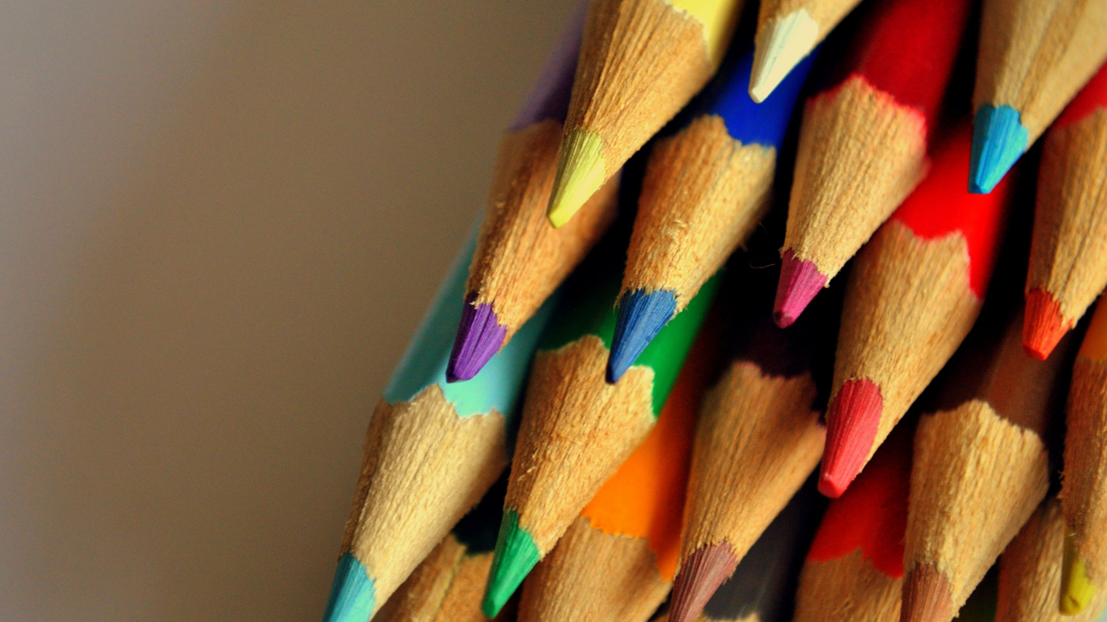 والپیپر شگفت انگیز و دیدنی از مداد رنگی های قشنگ با مارک آریا
