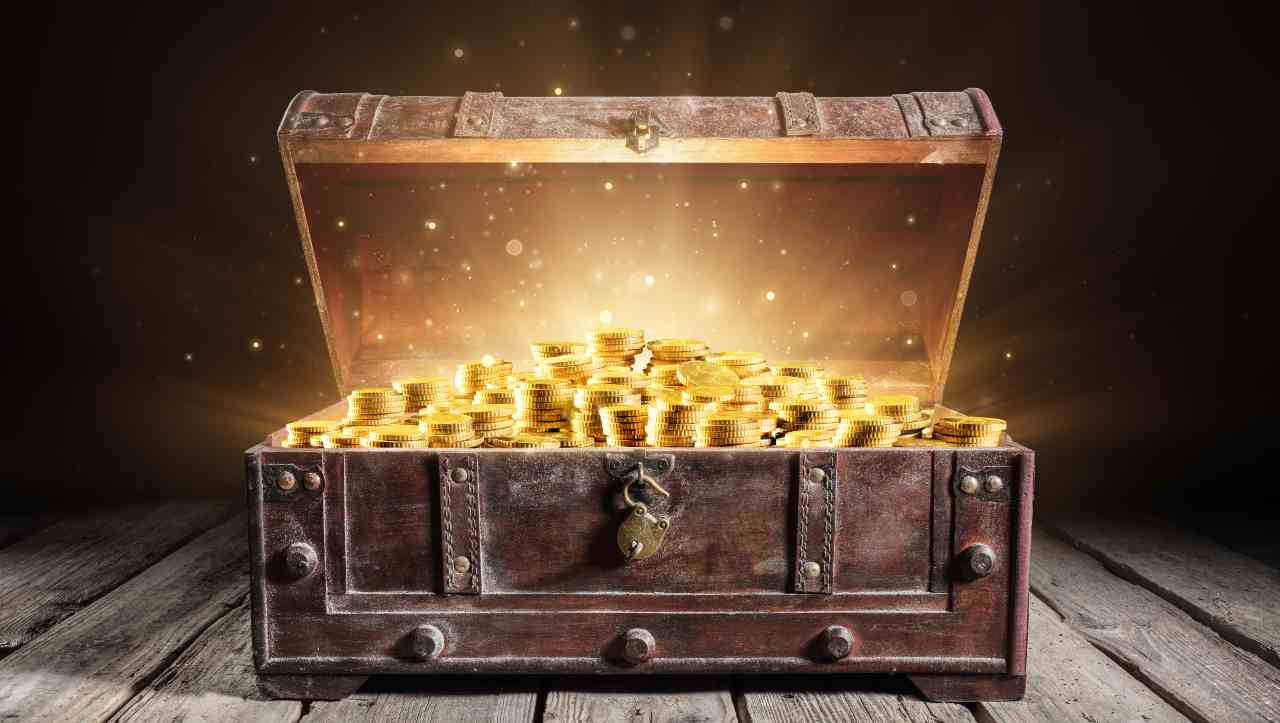 تصویر صندوقچه گنج سکه طلا با سمبل های باستانی در فیلم