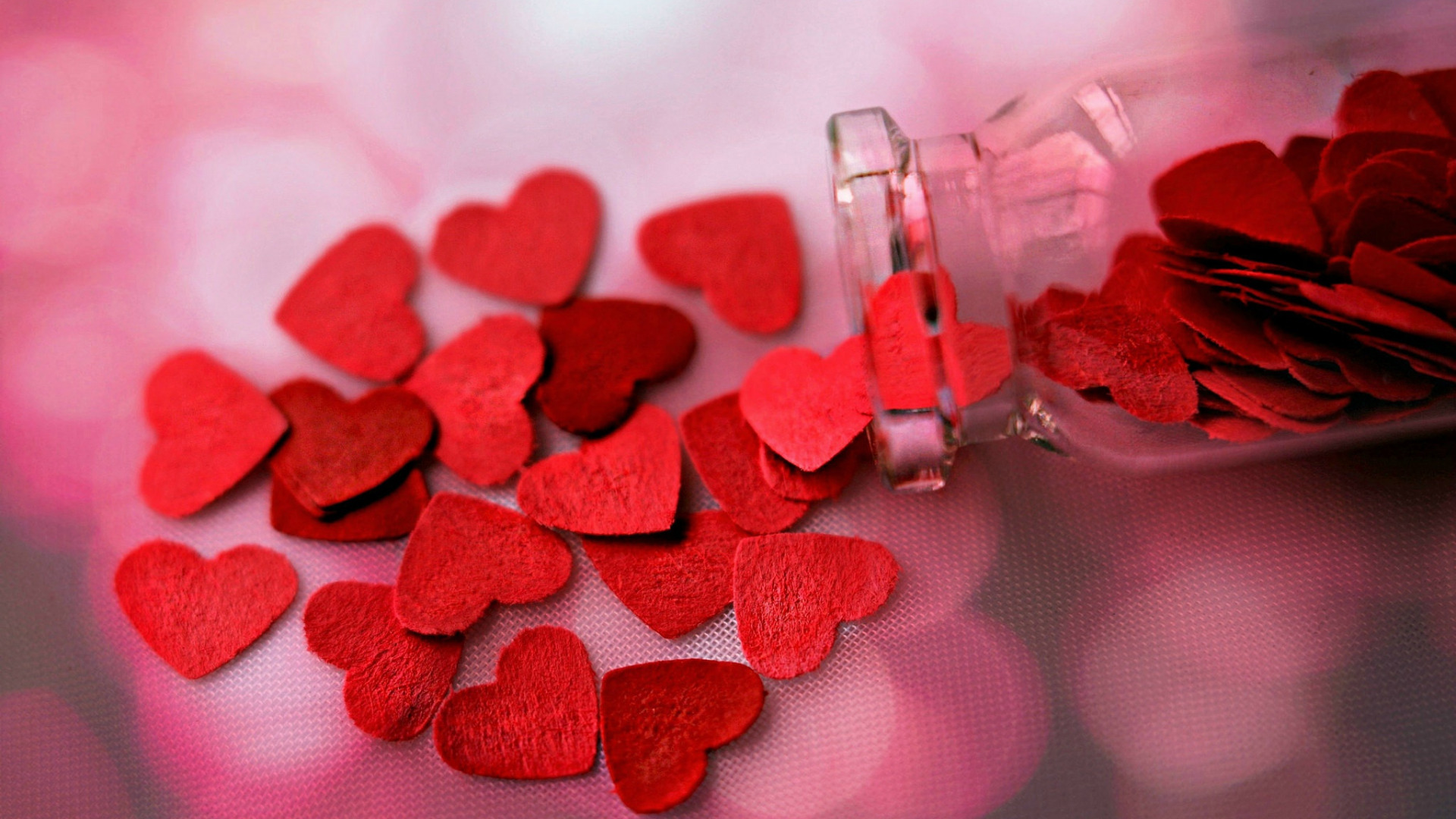 عکس پروفایل عاشقانه با شیشه ای از قلب های قرمز گوگولی 