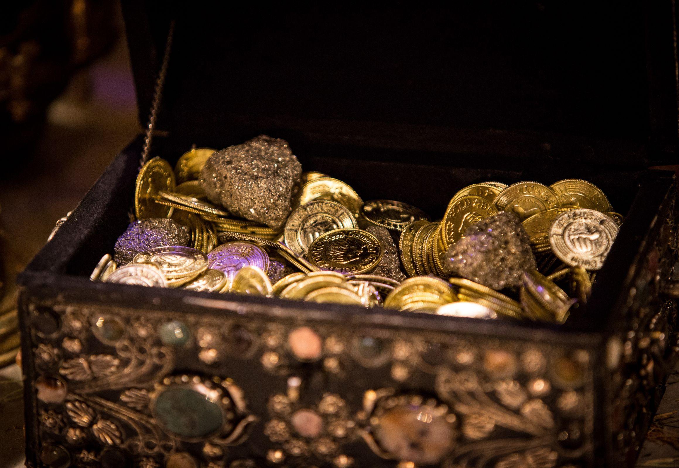 تصویر اسرارآمیز سکه های درون صندوقچه با طرح های باستانی فانتزی در فیلم