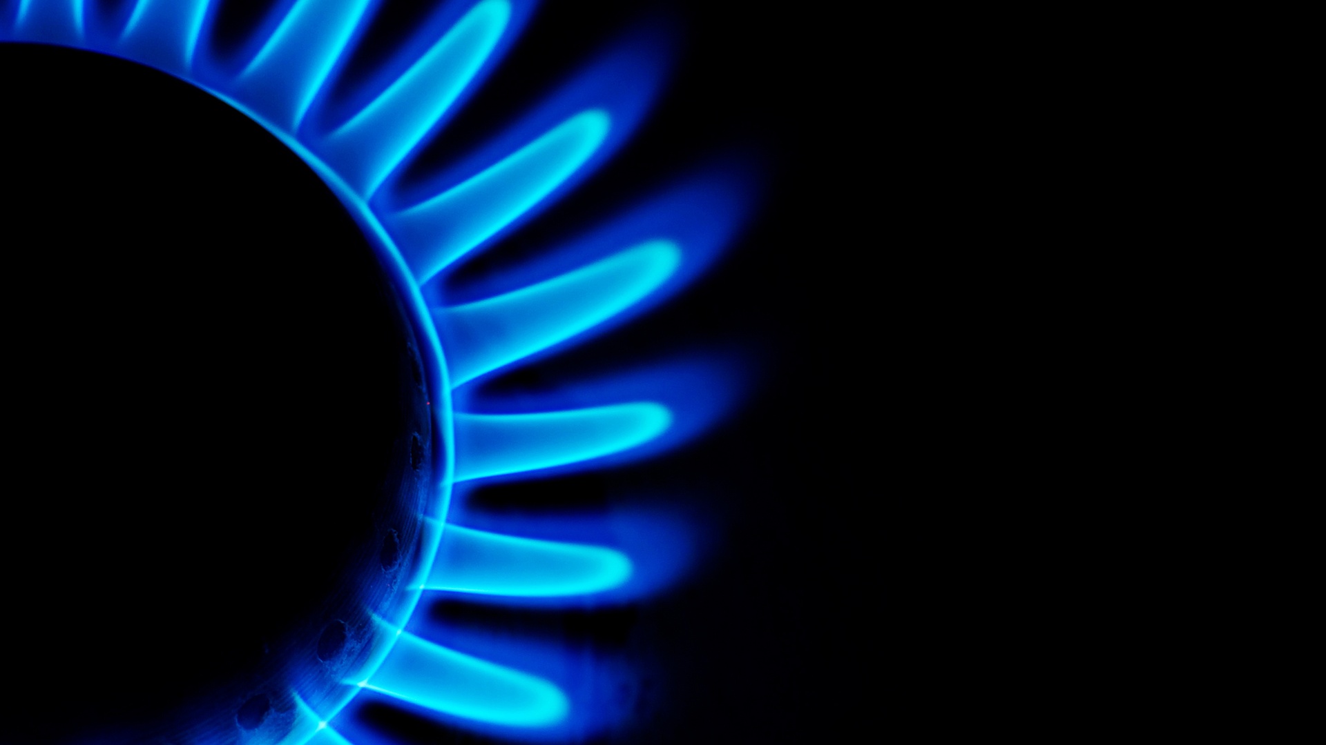 تصویر هنری و خلاقانه از شعله اجاق گاز به رنگ آبی با کیفیت Full HD