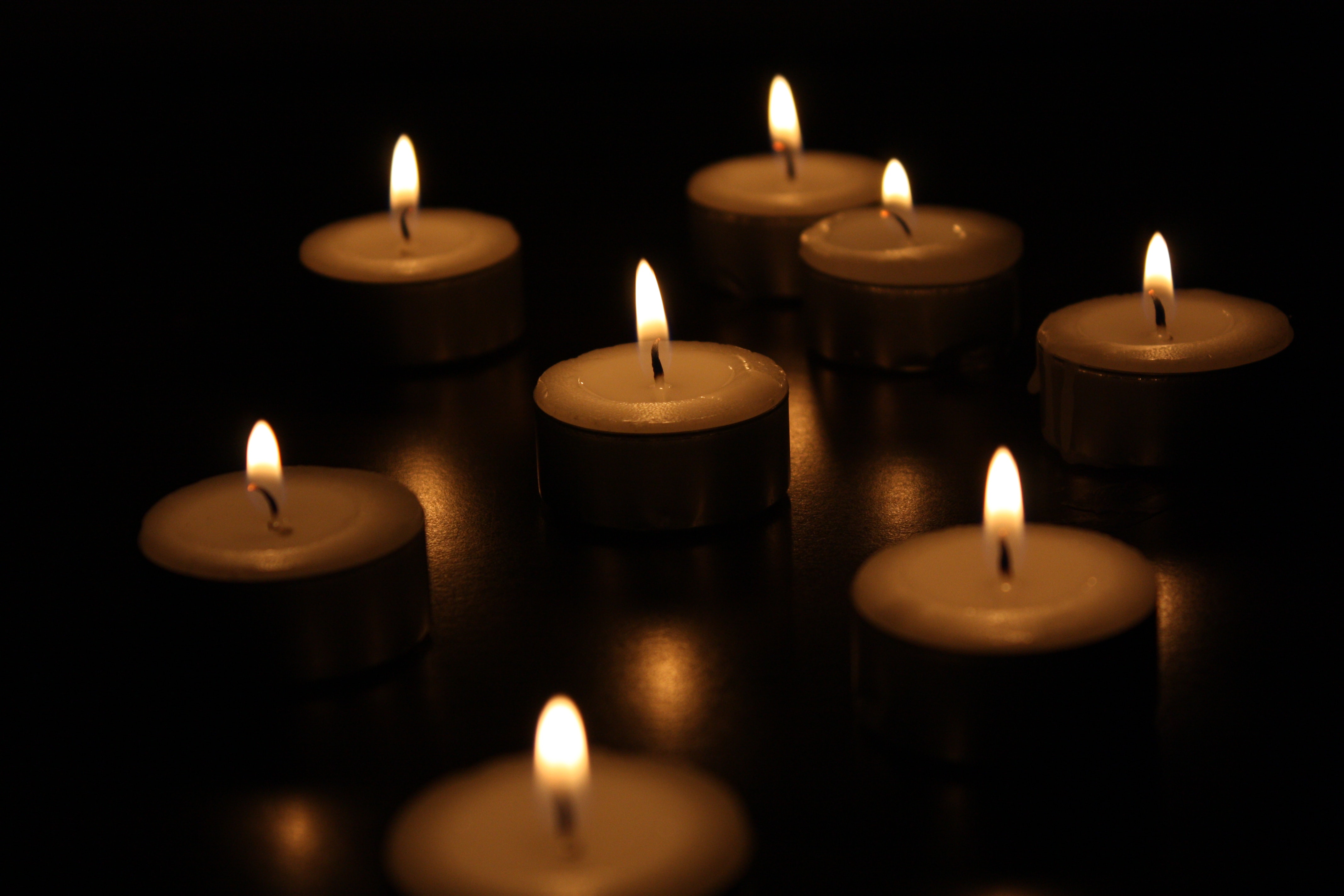 دانلود تصویر شمع های زیبا و روشن تسلیت برای همدردی 