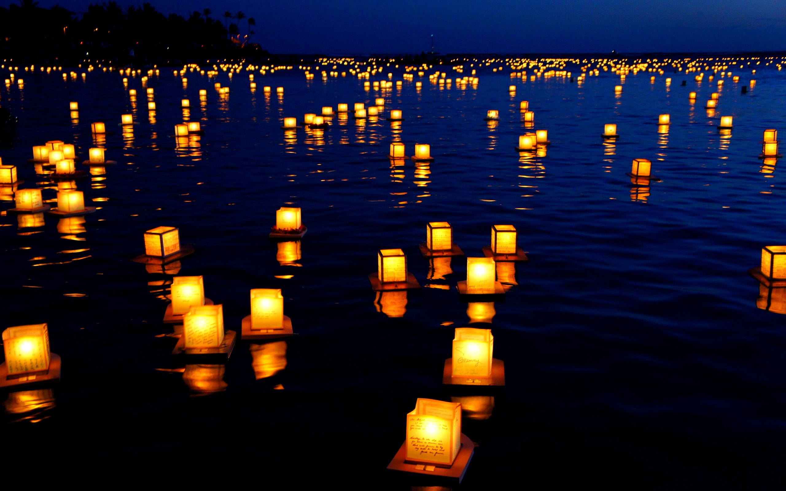 دانلود تصویر شمع های روشن رها شده روی آب برای تسلیت 
