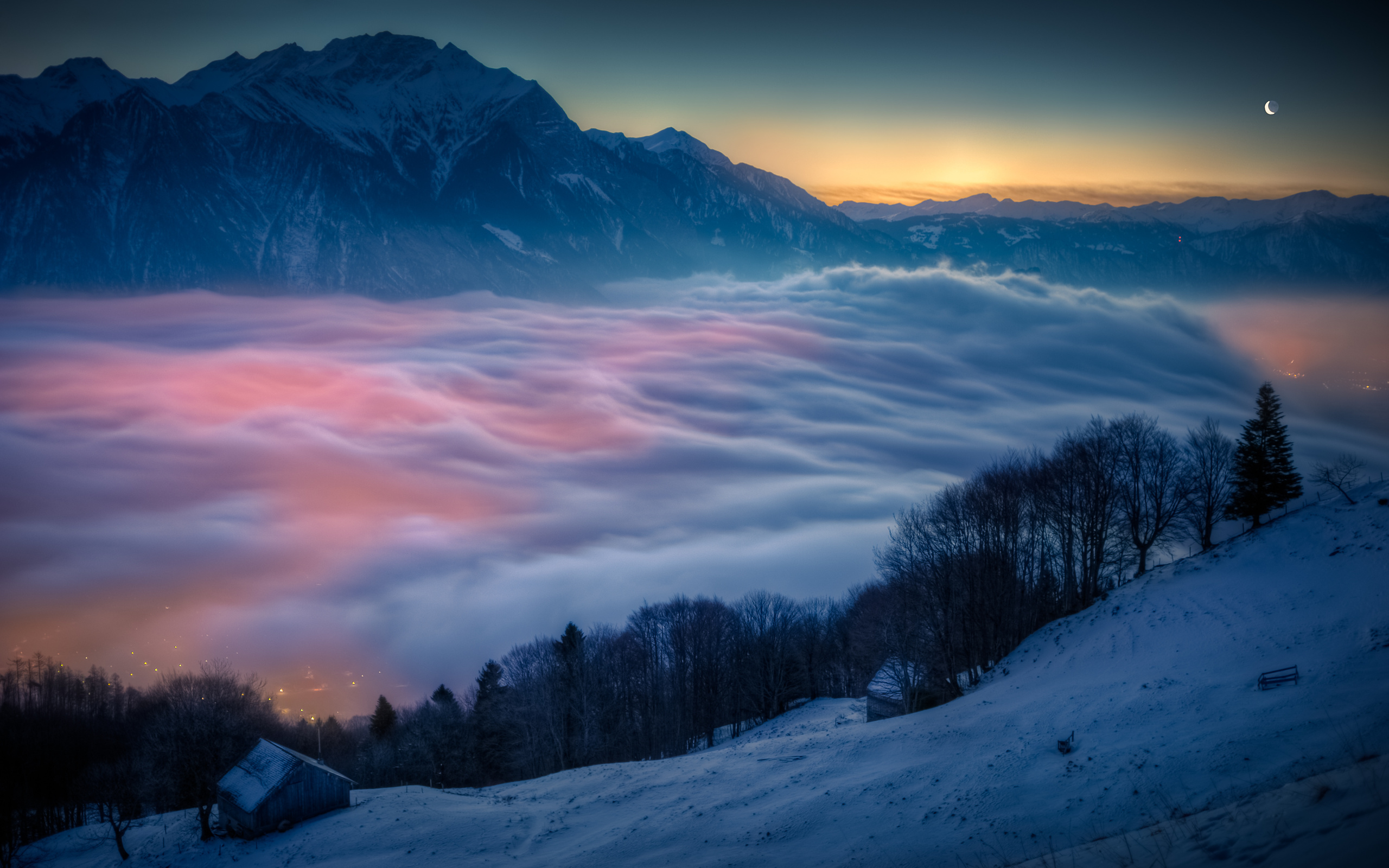 والپیپر رویایی شهری نورانی پوشیده از مه در دل کوهستانی پر از برف مناسب پست اینستاگرام