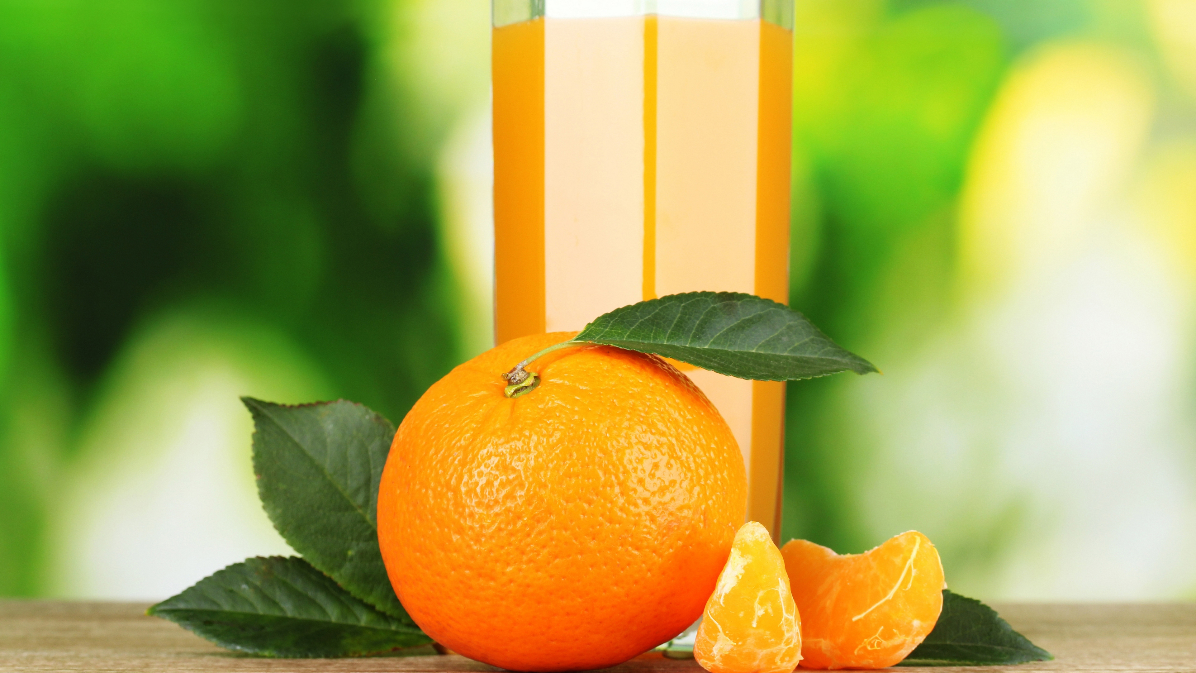تصویر پس زمینه خوشمزه و آبدار از آبمیوه طبیعی پرتقال 