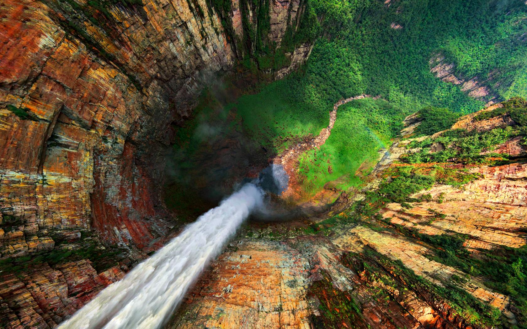 تصویر حیرت برانگیز آبشار فوق العاده خنک منتهی به یک دره سرسبز از زاویه بالا