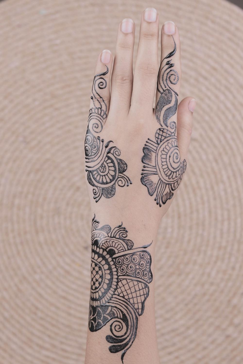 عکس جدیدترین مدل حنا روی دست با طرح تاتو و خالکوبی 