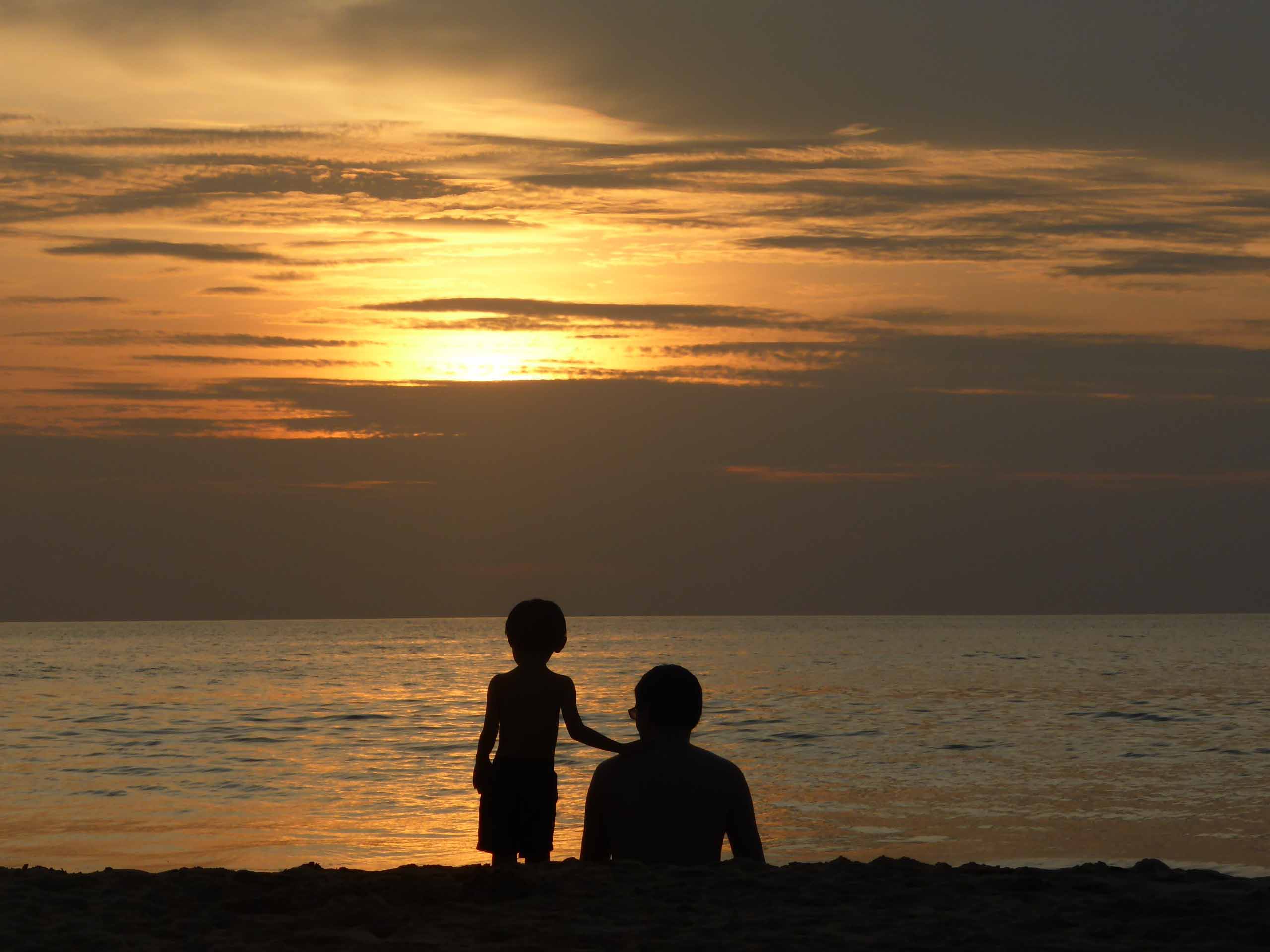 تصویر پروفایل زیبای پدر و دختر هنگام غروب آفتاب 