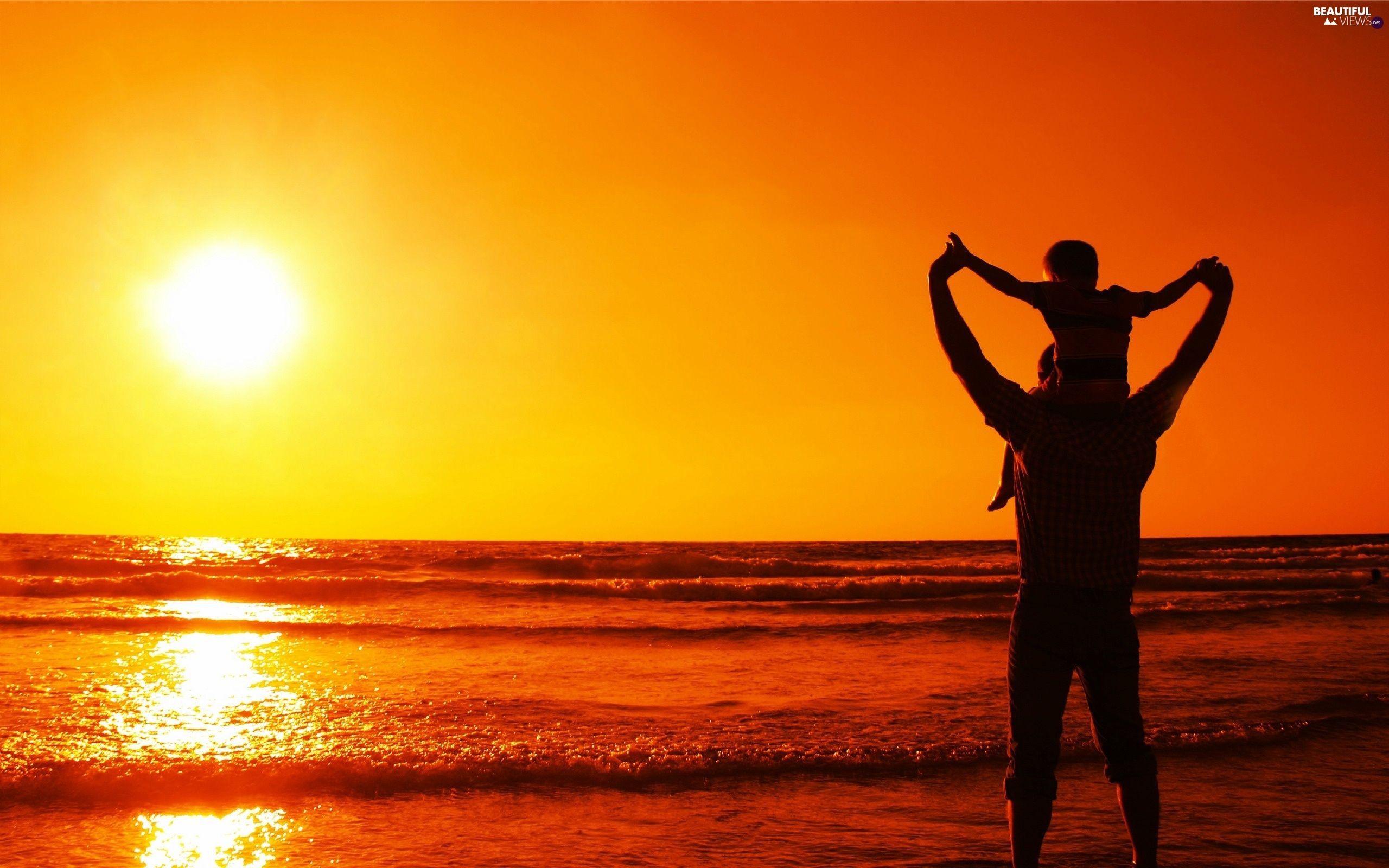 عکس پرمعنا و عاطفی پدر و پسری هنگام تماشای غروب آفتاب 