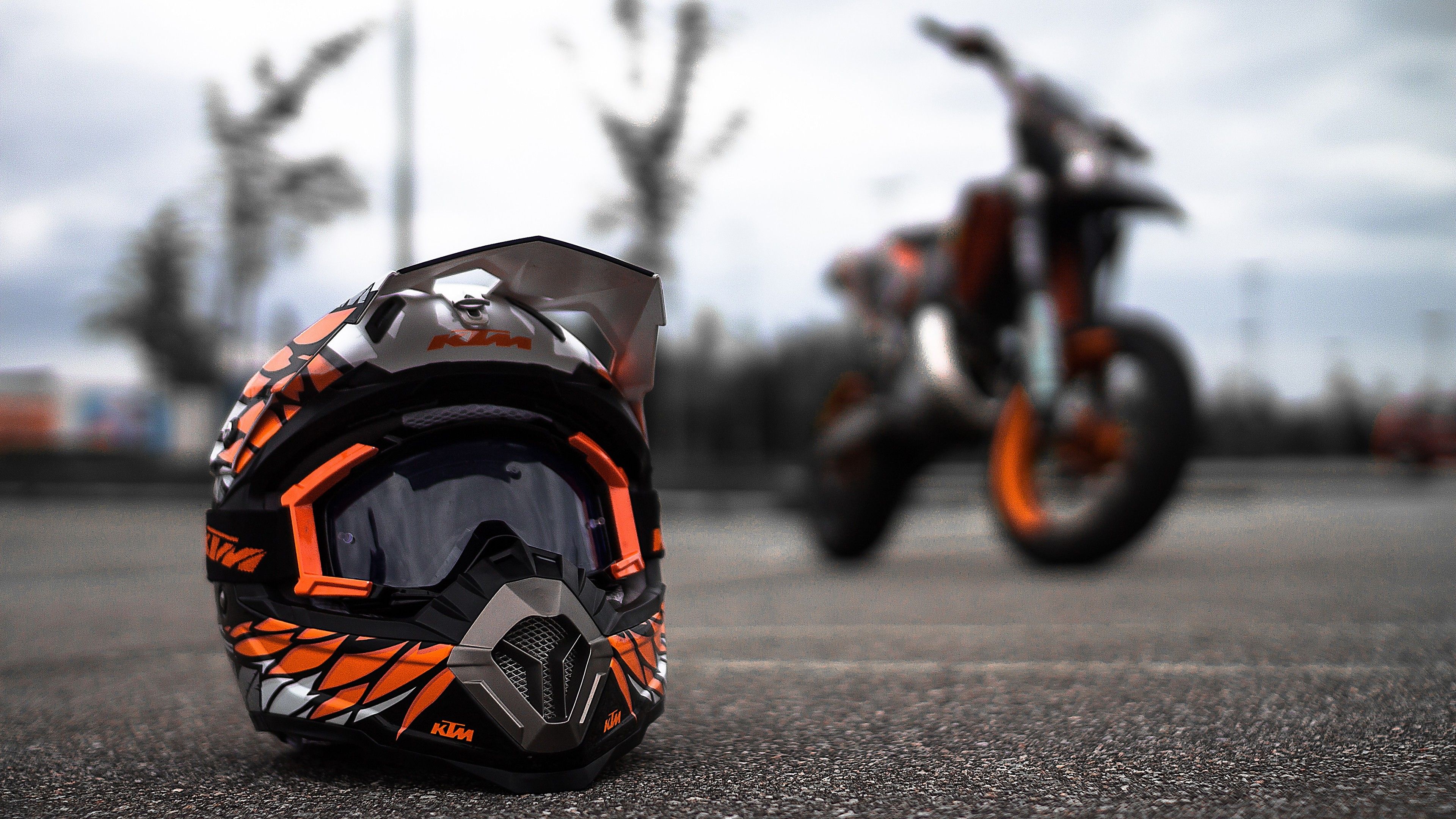 عکس کلاه ایمنی و موتور سیکلت نارنجی مشکی رویایی برای واتساپ