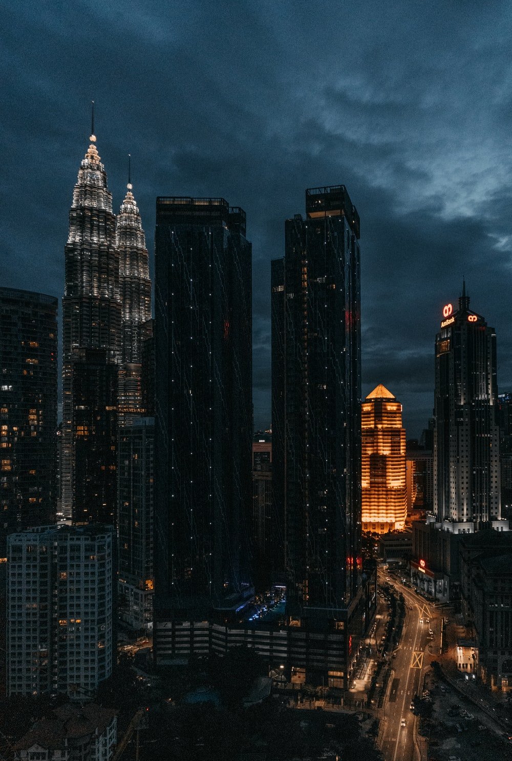 دانلود تصویر خارق‌العاده از ساختمان های بلند با چراغ های روشن 
