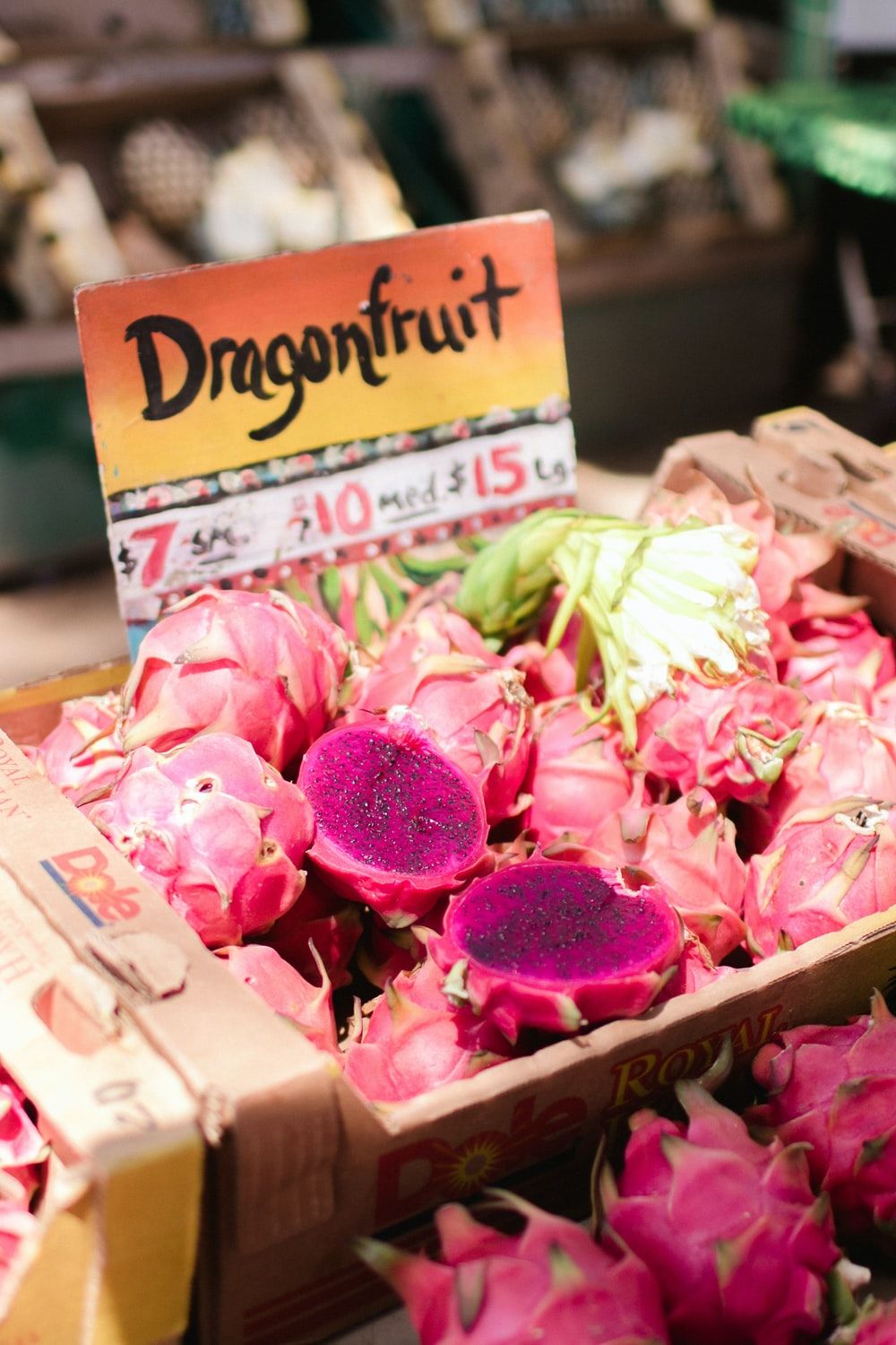 عکس میوه اژدها یا Dragon Fruit در بازار تره بار کشور های استوایی