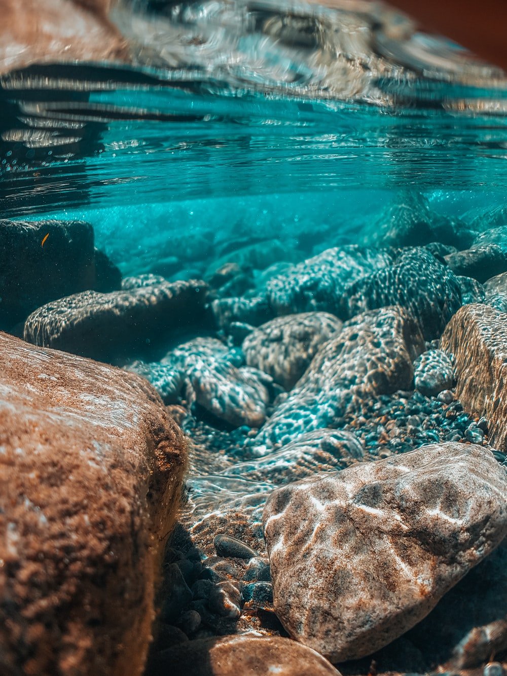  دانلود عکس بسیار قشنگ از سنگ فیروزه داخل آب